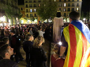 Concentraci&oacute; a la pla&ccedil;a de la Constituci&oacute; en protesta per l'empresonament de Cuixart i S&aacute;nchez