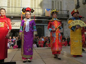 Celebració de l'any nou xinès, el 4716, any del Gos, a Girona