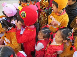 Celebració de l'any nou xinès, el 4716, any del Gos, a Girona
