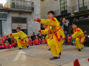 Celebració de l'any nou xinès, el 4716, any del Gos, a Girona