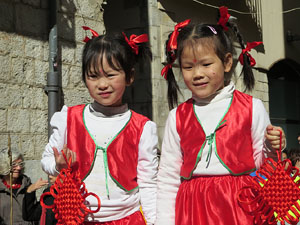 Celebració de l'any nou xinès, el 4716, any del Gos, a Girona
