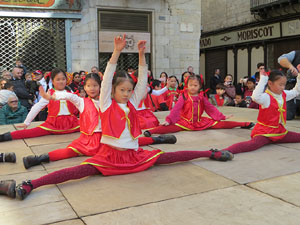 Celebració de l'any nou xinès, el 4716, any del Gos, a Girona