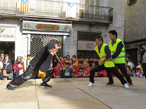 Celebració de l'any nou xinès, el 4716, any del Gos, a Girona
