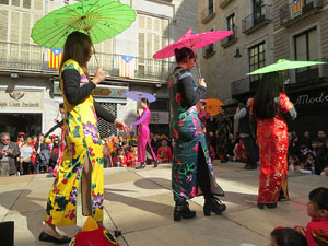 Celebració de l'any nou xinès, el 4716, any del Gos, a Girona