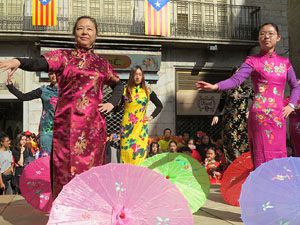 Celebració de l'any nou xinès, el 4716, any del Gos, a Girona
