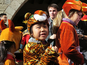 Celebració de l'any nou xinès, el 4716, any del Gos, a Girona