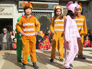 Celebració de l'any nou xinès, el 4716, any del Gos, a Girona