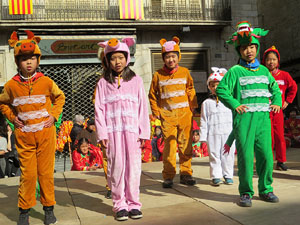 Celebració de l'any nou xinès, el 4716, any del Gos, a Girona