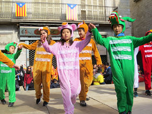 Celebració de l'any nou xinès, el 4716, any del Gos, a Girona