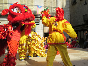 Celebració de l'any nou xinès, el 4716, any del Gos, a Girona