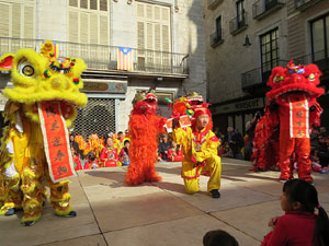 Celebració de l'any nou xinès, el 4716, any del Gos, a Girona