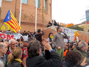 Concentració 'Puigdemont President' davant la Subdelegació del Govern a Jaume I