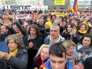 Concentració 'Puigdemont President' davant la Subdelegació del Govern a Jaume I