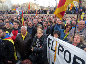 Concentració 'Puigdemont President' davant la Subdelegació del Govern a Jaume I