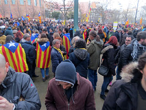 Concentració 'Puigdemont President' davant la Subdelegació del Govern a Jaume I