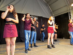 Festival A Capella 2018. Actuació del grup A Grup Vocal a la plaça de la Independència