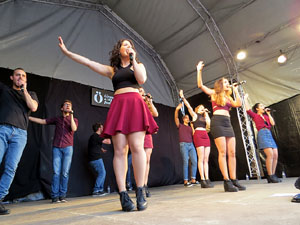 Festival A Capella 2018. Actuació del grup A Grup Vocal a la plaça de la Independència