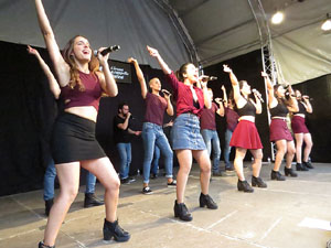 Festival A Capella 2018. Actuació del grup A Grup Vocal a la plaça de la Independència