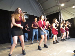 Festival A Capella 2018. Actuació del grup A Grup Vocal a la plaça de la Independència