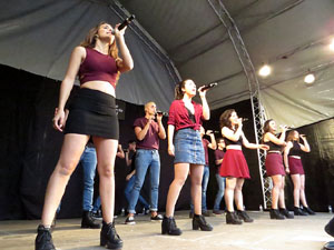 Festival A Capella 2018. Actuació del grup A Grup Vocal a la plaça de la Independència