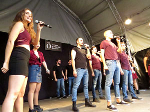 Festival A Capella 2018. Actuació del grup A Grup Vocal a la plaça de la Independència
