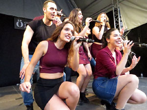 Festival A Capella 2018. Actuació del grup A Grup Vocal a la plaça de la Independència