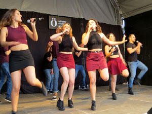 Festival A Capella 2018. Actuació del grup A Grup Vocal a la plaça de la Independència