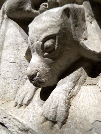 Detall d'un gos als peus del sepulcre