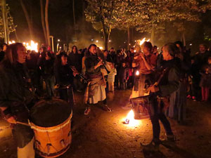 Fires 2018. Espectacle de foc i música Lluminàries de Fires, a càrrec de Taller de Magnèsia i Els Berros de la Cort