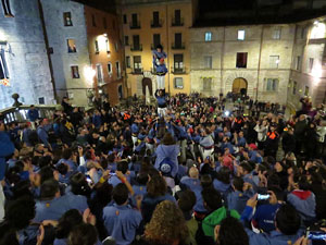 Fires 2018. Pujada d'un pilar per les escales de la Catedral, a c&agrave;rrec dels Marrecs de Salt