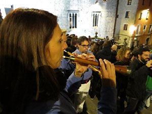 Fires 2018. Pujada d'un pilar per les escales de la Catedral, a c&agrave;rrec dels Marrecs de Salt