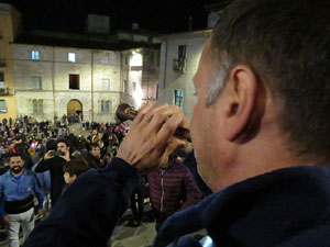 Fires 2018. Pujada d'un pilar per les escales de la Catedral, a c&agrave;rrec dels Marrecs de Salt
