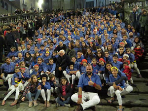 Fires 2018. Pujada d'un pilar per les escales de la Catedral, a c&agrave;rrec dels Marrecs de Salt