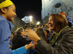 Fires 2018. Pujada d'un pilar per les escales de la Catedral, a c&agrave;rrec dels Marrecs de Salt