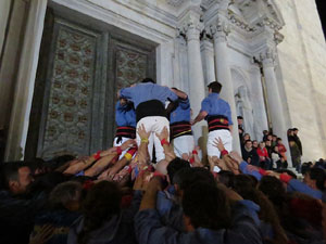 Fires 2018. Pujada d'un pilar per les escales de la Catedral, a c&agrave;rrec dels Marrecs de Salt