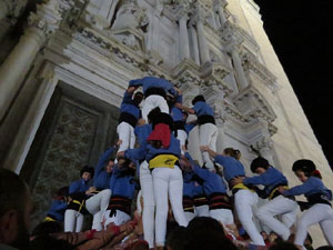 Fires 2018. Pujada d'un pilar per les escales de la Catedral, a c&agrave;rrec dels Marrecs de Salt
