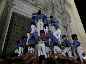 Fires 2018. Pujada d'un pilar per les escales de la Catedral, a c&agrave;rrec dels Marrecs de Salt