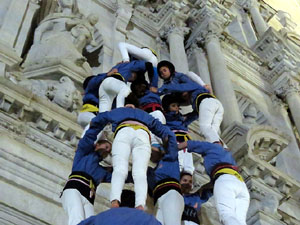 Fires 2018. Pujada d'un pilar per les escales de la Catedral, a c&agrave;rrec dels Marrecs de Salt