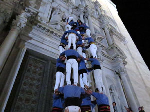 Fires 2018. Pujada d'un pilar per les escales de la Catedral, a c&agrave;rrec dels Marrecs de Salt