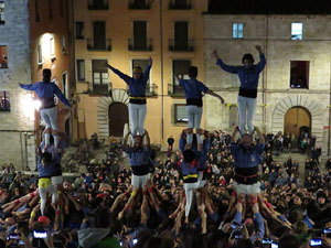 Fires 2018. Pujada d'un pilar per les escales de la Catedral, a c&agrave;rrec dels Marrecs de Salt