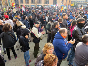 Manifestaci&oacute; antifeixista per un acte pol&iacute;tic de la plataforma Borb&ograve;nia amb el suport de Vox, a la pla&ccedil;a de l'U d'octubre del 2017