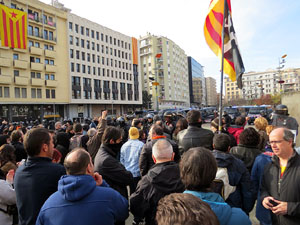 Manifestaci&oacute; antifeixista per un acte pol&iacute;tic de la plataforma Borb&ograve;nia amb el suport de Vox, a la pla&ccedil;a de l'U d'octubre del 2017