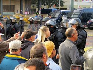 Manifestaci&oacute; antifeixista per un acte pol&iacute;tic de la plataforma Borb&ograve;nia amb el suport de Vox, a la pla&ccedil;a de l'U d'octubre del 2017
