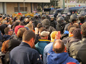 Manifestaci&oacute; antifeixista per un acte pol&iacute;tic de la plataforma Borb&ograve;nia amb el suport de Vox, a la pla&ccedil;a de l'U d'octubre del 2017
