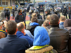 Manifestaci&oacute; antifeixista per un acte pol&iacute;tic de la plataforma Borb&ograve;nia amb el suport de Vox, a la pla&ccedil;a de l'U d'octubre del 2017