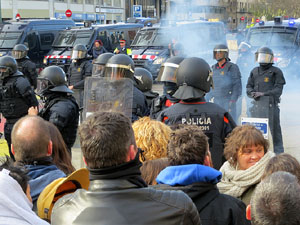 Manifestaci&oacute; antifeixista per un acte pol&iacute;tic de la plataforma Borb&ograve;nia amb el suport de Vox, a la pla&ccedil;a de l'U d'octubre del 2017