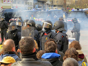 Manifestaci&oacute; antifeixista per un acte pol&iacute;tic de la plataforma Borb&ograve;nia amb el suport de Vox, a la pla&ccedil;a de l'U d'octubre del 2017