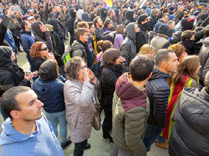 Manifestaci&oacute; antifeixista per un acte pol&iacute;tic de la plataforma Borb&ograve;nia amb el suport de Vox, a la pla&ccedil;a de l'U d'octubre del 2017