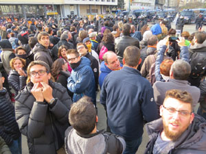 Manifestaci&oacute; antifeixista per un acte pol&iacute;tic de la plataforma Borb&ograve;nia amb el suport de Vox, a la pla&ccedil;a de l'U d'octubre del 2017