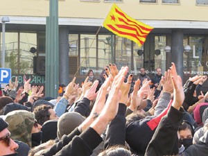 Manifestaci&oacute; antifeixista per un acte pol&iacute;tic de la plataforma Borb&ograve;nia amb el suport de Vox, a la pla&ccedil;a de l'U d'octubre del 2017